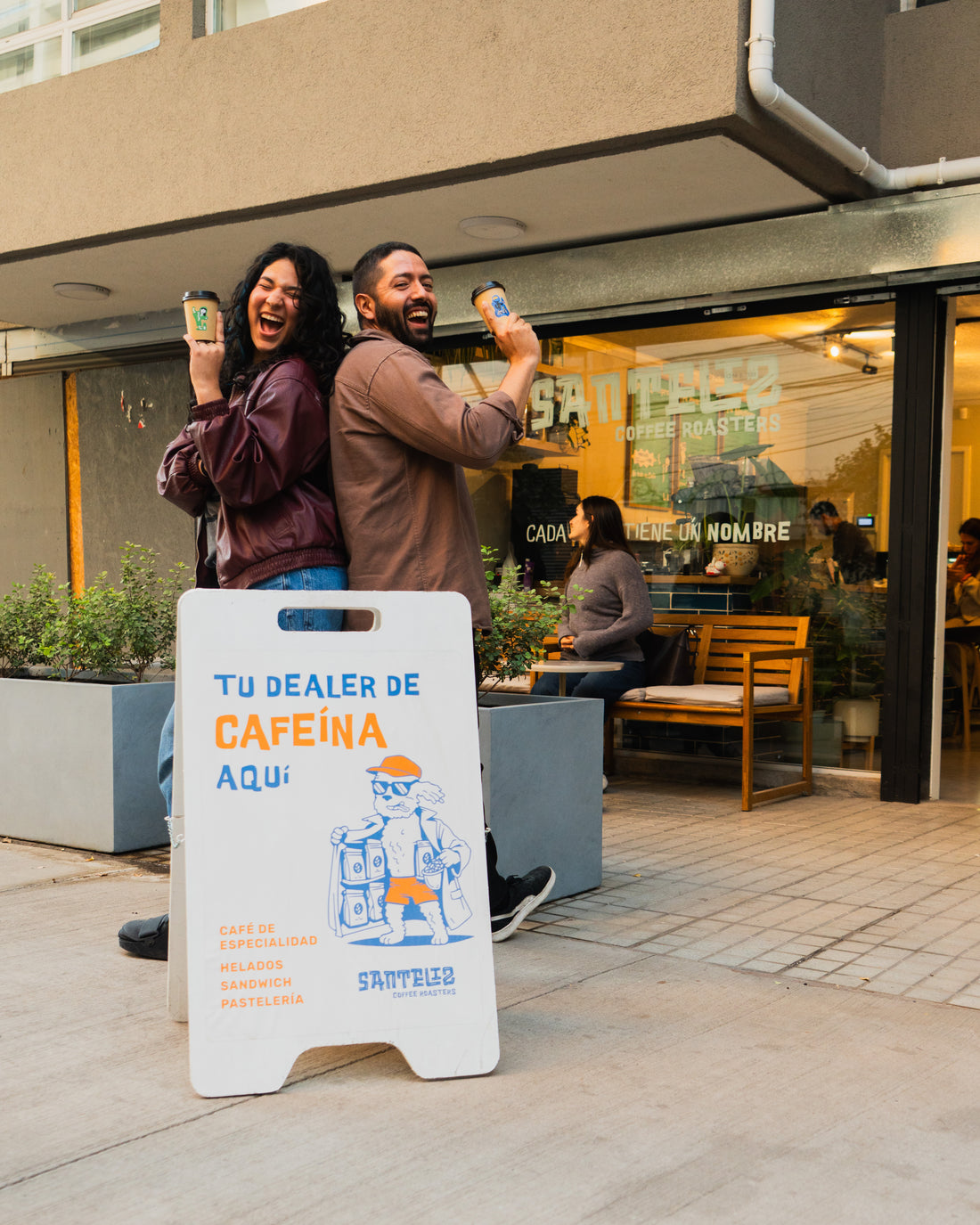 Fachada de la cafetería Santeliz en Ñuñoa con el letrero «Tu dealer de cafeína»