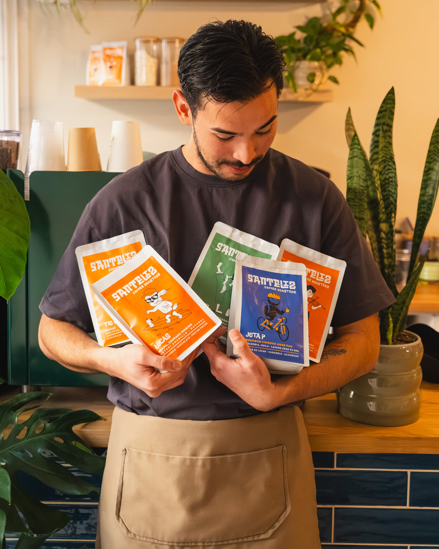 Barista de Santeliz con tres bolsas de café de la Familia